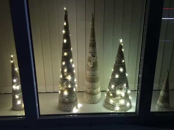 Ziemassvētku dekori biedrības logos