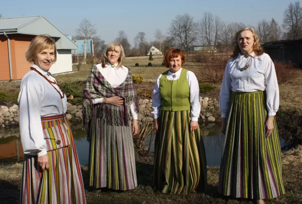Biedrības meitenes pašu darinātajos tautas tērpos